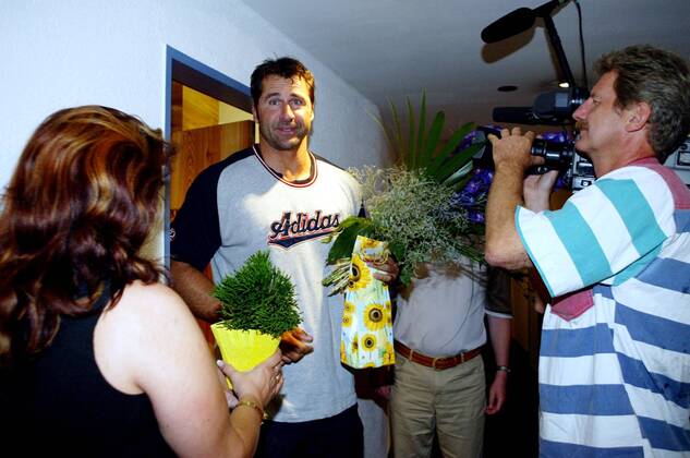 Geburtstagskind Lars Riedel (LAC Erdgas Chemnitz Deutschland) bekommt Blumen im Hotelflur überreicht und wird dabei gefilmt Leichtathletik LM Herren Deutsche Meisterschaft 2003, Landesmeisterschaft, Diskus, Diskuswurf, Diskuswerfen Gruppe Ulm