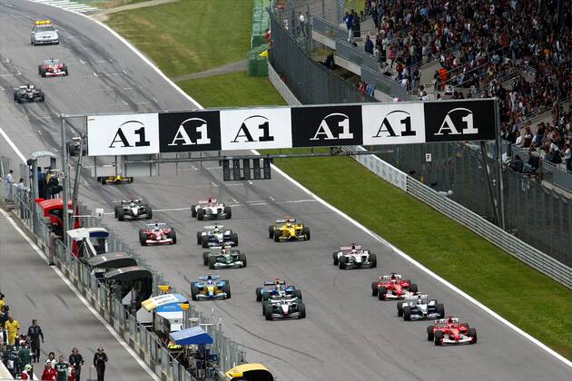 Start zum GP von Österreich 2003: Michael Schumacher (Deutschland Ferrari) führt das Fahrerfeld vor Juan Pablo Montoya (Kolumbien BMW-Williams) an Motorsport Grand Prix Herren Großer Preis von Österreich 2003, Formel 1 Weltmeisterschaft, F1, F, GP, WM, Vdig Totale A1-Ring Zeltweg-Spielberg