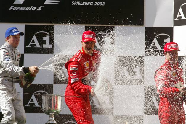Champagnerdusche während der Siegerehrung beim GP von Österreich 2003: V.li.: Kimi Räikkönen (Finnland McLaren-Mercedes, Michael Schumacher (Deutschland) und Rubens Barrichello (Brasilien beide Ferrari) Motorsport Grand Prix Herren Großer Preis von Österreich 2003, Formel 1 Weltmeisterschaft, F1, F, GP, WM, Vdig Gruppe A1-Ring Zeltweg-Spielberg Begeisterung, Freude,