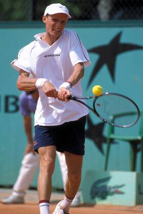 Nikolay Davydenko (Rußland) - beidhändige Rückhand Tennis Herren French Open 2003, Grand Slam, ATP-Tour, Einzelbild Roland Garros Paris Dynamik,