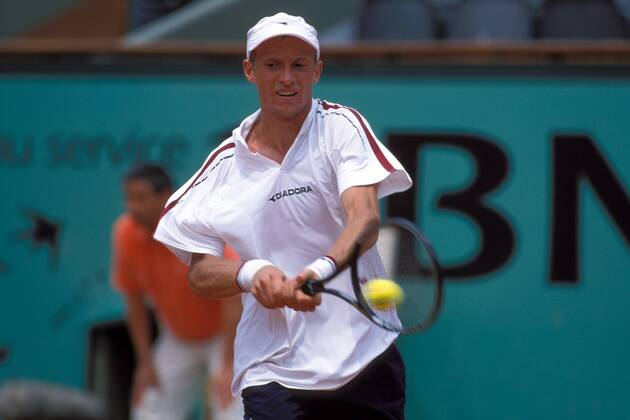 Nikolay Davydenko (Rußland) - beidhändige Rückhand Tennis Herren French Open 2003, ATP-Tour, Grand Slam, Einzelbild Roland Garros Paris Dynamik,