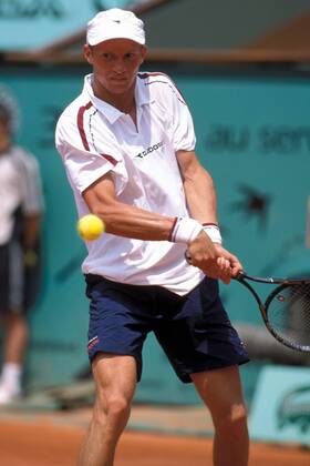 Nikolay Davydenko (Rußland) - beidhändige Rückhand Tennis Herren French Open 2003, ATP-Tour, Grand Slam, Sand, Sandplatz, Sandplatztennis, Sandplatzturnier, Einzelbild Roland Garros Paris Dynamik,