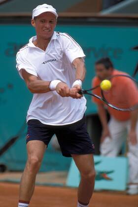 Nikolay Davydenko (Rußland) - beidhändige Rückhand Tennis Herren French Open 2003, ATP-Tour, Grand Slam, Sand, Sandplatz, Sandplatztennis, Sandplatzturnier, Einzelbild Roland Garros Paris Dynamik,