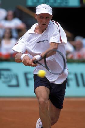 Nikolay Davydenko (Rußland) - beidhändige Rückhand Tennis Herren French Open 2003, ATP-Tour, Grand Slam, Sand, Sandplatz, Sandplatztennis, Sandplatzturnier, Einzelbild Roland Garros Paris Dynamik,