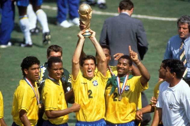 Jorginho hält den Weltmeisterpokal in den Händen, v.li.: Marcio Santos, Paulo Sergio und Viola (alle Brasilien) Fußball WM Herren Weltmeisterschaft 1994, Länderspiel, Finale, Nationalmannschaft, Nationalteam, Nationaltrikot, Gruppe Pasadena, LA, L.A., L A, Glück Begeisterung, Freude,