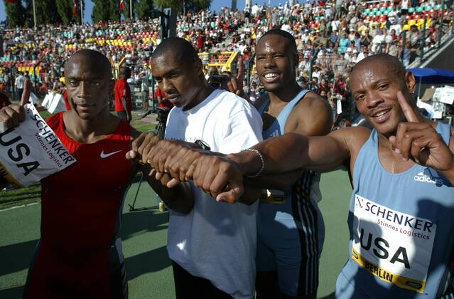 Vier Fäuste für ein Halleluja - Die 4x100m-Staffel der USA in Siegerpose, v. re.: Maurice Greene, John Drummond, Darvis Patton und Bernard Williams Leichtathletik Herren ISTAF 2003, Golden League, Meeting, Leichtathletikmeeting, Gruppe Berlin Freude,