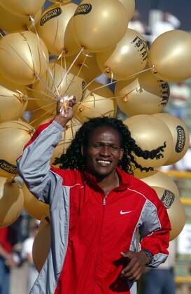 Maria Mutola (Mosambik) nimmt goldene Luftballons mit auf ihrer Ehrenrunde Leichtathletik Damen ISTAF 2003, Golden League, Meeting, Leichtathletikmeeting, Einzelbild Berlin Freude,