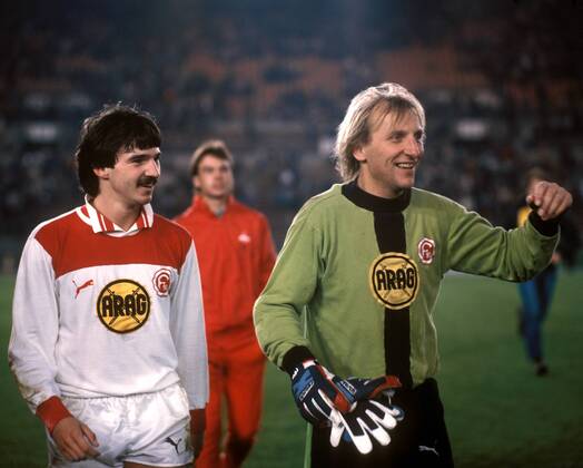 Torwart Wolfgang Kleff (re.) und Ralf Dusend (beide Düsseldorf) - Abgang Fußball 1. BL Herren Saison 1982 1983, Fortuna Düsseldorf, Mfdia Gruppe Düsseldorf