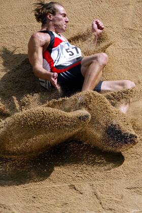 Andre Niklaus (Deutschland) - Landung Leichtathletik WM Herren Weltmeisterschaft 2003, Nationaltrikot, Zehnkampf, Mehrkampf, Weitsprung, weit Einzelbild Paris Dynamik,