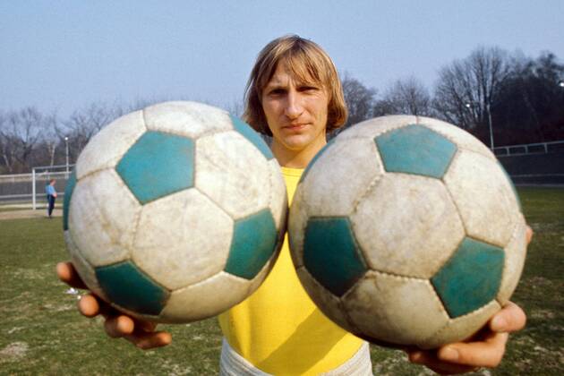 Torwart Wolfgang Kleff (Gladbach) hält uns zwei Fußbälle entgegen Fußball 1. BL Herren Saison 1977 1978, Borussia Mönchengladbach, Shooting, Fotoshooting, Fototermin, Einzelbild Aufnahmedatum geschätzt Mönchengladbach