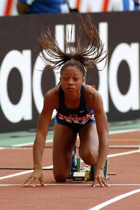 Allyson Felix (USA) wirft ihre Haare nach hinten Leichtathletik WM Damen Weltmeisterschaft 2003, Nationaltrikot, Einzelbild Paris Dynamik,