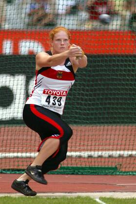 Betty Heidler (Deutschland) Leichtathletik WM Damen Weltmeisterschaft 2003, Nationaltrikot, Einzelbild Paris Dynamik,