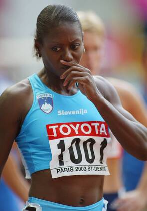Merlene Ottey (Slowenien) nachdenklich Leichtathletik WM Damen Weltmeisterschaft 2003, Nationaltrikot, Einzelbild Paris Nachdenklichkeit,