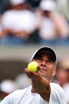 Andre Agassi (USA) - Aufschlag Tennis Herren US Open 2003, ATP-Tour, Grand Slam, Vdig Einzelbild Flushing Meadows New York Konzentration,