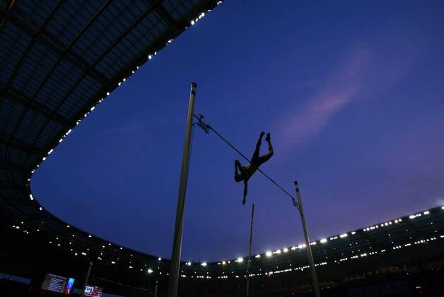 Stabhochspringer überquert die Latte in der Abenddämmerung Leichtathletik WM Herren Weltmeisterschaft 2003, Totale Paris Höhe,