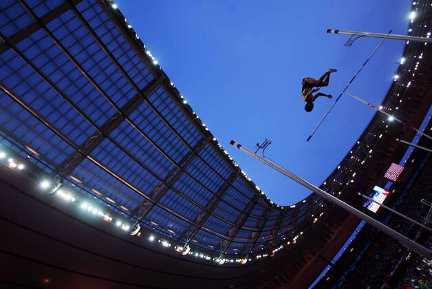Stabhochspringer fällt seiner gerissenen Latte hinterher gen Erdboden Leichtathletik WM Herren Weltmeisterschaft 2003, Totale Paris