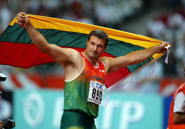 Weltmeister Virgilius Alekna (Litauen) auf der Ehrenrunde Leichtathletik WM Herren Weltmeisterschaft 2003, Nationaltrikot, Einzelbild Paris Freude,
