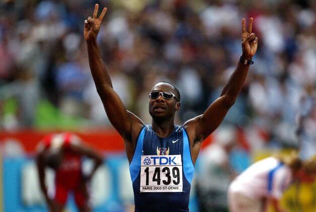 Weltmeister Jerome Young (USA) - Siegesjubel Leichtathletik WM Herren Weltmeisterschaft 2003, Nationaltrikot, Einzelbild Paris Freude,