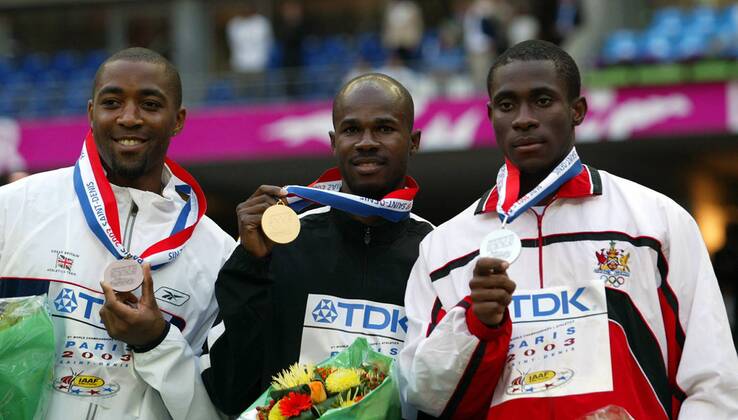 Siegerehrung 100m v.li.: Darren Campbell (Großbritannien), Weltmeister Kim Collins (Saint Kitts und Nevis) und Darrel Brown (Trinidad und Tobago) Leichtathletik WM Herren Weltmeisterschaft 2003, Gruppe Paris Freude,