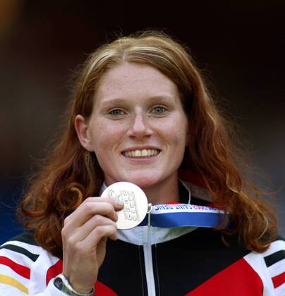 Annika Becker (Deutschland) zeigt stolz ihre Silbermedaille Leichtathletik WM Damen Weltmeisterschaft 2003, Porträt Paris Freude,