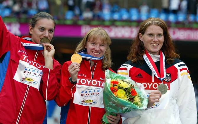 Siegerehrung Stabhochsprung v.li.: Yelena Isinbayeva, Svetlana Feofanova (beide Rußland) und Annika Becker (Deutschland) Leichtathletik WM Damen Weltmeisterschaft 2003, Gruppe Paris Freude,
