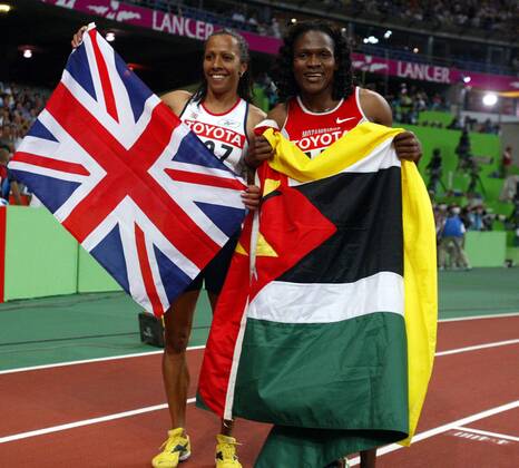 Weltmeisterin Maria Mutola (re., Mosambik) und die Vizeweltmeisterin Kelly Holmes (Großbritannien) mit ihren Nationalflaggen auf der Ehrenrunde Leichtathletik WM Damen Weltmeisterschaft 2003, Nationaltrikot, Gruppe Paris Freude,