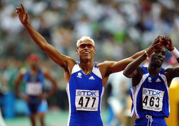 Marc Raquil (li.) jubelt mit Landsmann Leslie Djhone (beide Frankreich) Leichtathletik WM Herren Weltmeisterschaft 2003, Nationaltrikot, Gruppe Paris Freude, Kameradschaft,