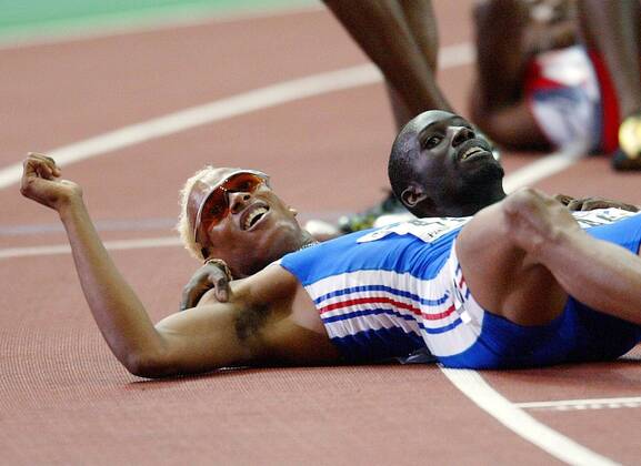 Marc Raquil (li.) liegt sich mit Landsmann Leslie Djhone (beide Frankreich) in den Armen Leichtathletik WM Herren Weltmeisterschaft 2003, Nationaltrikot, Gruppe Paris Freude, Kameradschaft,