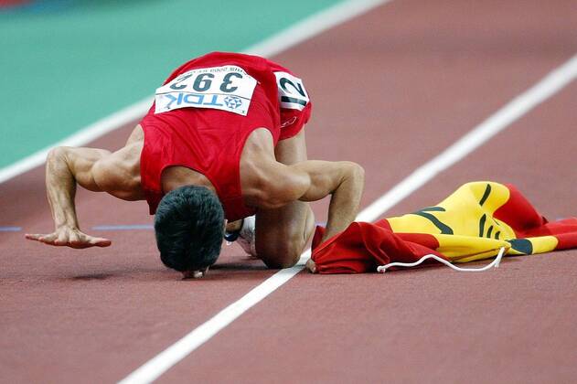 Eliseo Martin (Spanien) küsst den Boden Leichtathletik WM Herren Weltmeisterschaft 2003, Nationaltrikot, Einzelbild Paris Glück, Freude,