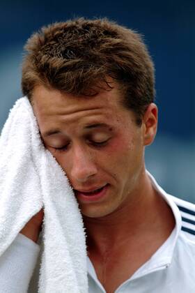 Philipp Kohlschreiber (Deutschland) trocknet sich das enttäuscht Gesicht Tennis Herren US-Open 2003, ATP-Tour, Grand Slam, Vdig Porträt Flushing Meadows, Meadow New York Enttäuschung,