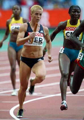 Grit Breuer (Deutschland, li.) vor Hortense Bewouda (Kamerun) Leichtathletik WM Damen Weltmeisterschaft 2003, Nationaltrikot, 4x400m, 4 x 400 m, 400m, Meter, Staffel, Staffellauf, Vdig Gruppe Paris Dynamik,
