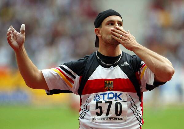 Boris Henry (Deutschland) verteilt Kusshände Leichtathletik WM Herren Weltmeisterschaft 2003, Nationaltrikot, Speer, Speerwurf, Speerwerfen, Vdig Einzelbild Paris Freude,