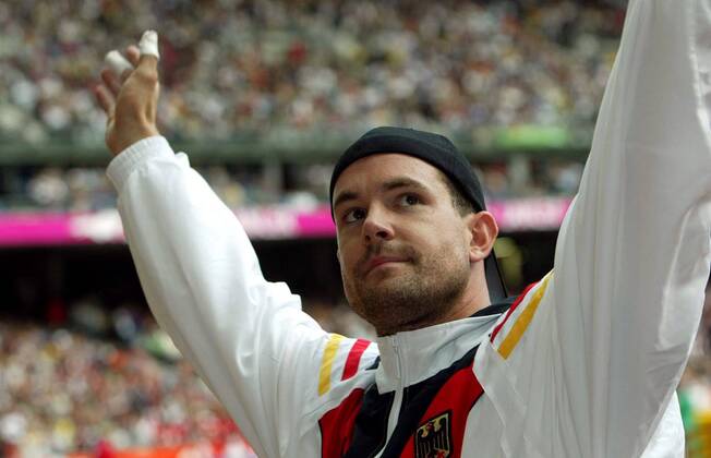 Boris Henry (Deutschland) freut sich über seinen 3. Platz Leichtathletik WM Herren Weltmeisterschaft 2003, Speer, Speerwurf, Speerwerfen, Vdig Einzelbild Paris Freude,