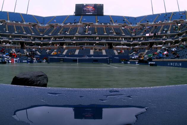 Zuschauerschwund: Das Regenwetter vertreibt das Publikum aus dem Arthur-Ashe-Stadium Tennis Herren US Open 2003, ATP-Tour, Grand Slam, geringes, wenig, Ränge, Regentag Totale Centre Court Flushing Meadows, Meadow New York, schlechtes Wetter, Regenwetter Leere