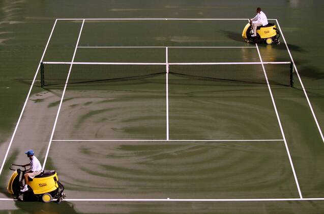 Regenwetter bei den US Open: Helfer versuchen den Platz mit Saugmaschinen zu trocknen Tennis Herren US Open 2003, ATP-Tour, Grand Slam, Hartplatz, Hardcourt, Hartplatztennis, Hartplatzturnier Totale Flushing Meadows, Meadow, Aufmacher New York, schlechtes Wetter, Regenwetter