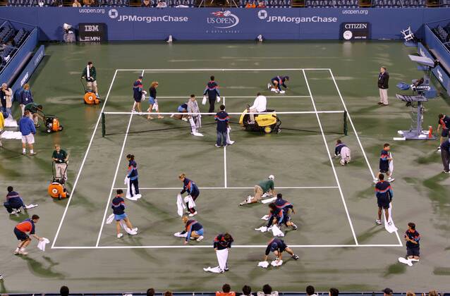 Regenwetter bei den US Open: Eine Heerschar von Helfern versucht, den Platz mit allen möglichen Mitteln zu trocknen Tennis Herren US Open 2003, ATP-Tour, Grand Slam, Hartplatz, Hardcourt, Hartplatztennis, Hartplatzturnier Totale Flushing Meadows, Meadow New York, schlechtes Wetter, Regenwetter Masse,