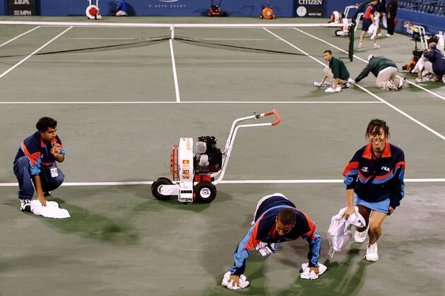 Regenwetter bei den US Open: Helfern versuchen, den Platz in mühevoller Handarbeit zu trocknen Tennis Herren US Open 2003, ATP-Tour, Grand Slam, Hartplatz, Hardcourt, Hartplatztennis, Hartplatzturnier Gruppe Flushing Meadows, Meadow New York, schlechtes Wetter, Regenwetter