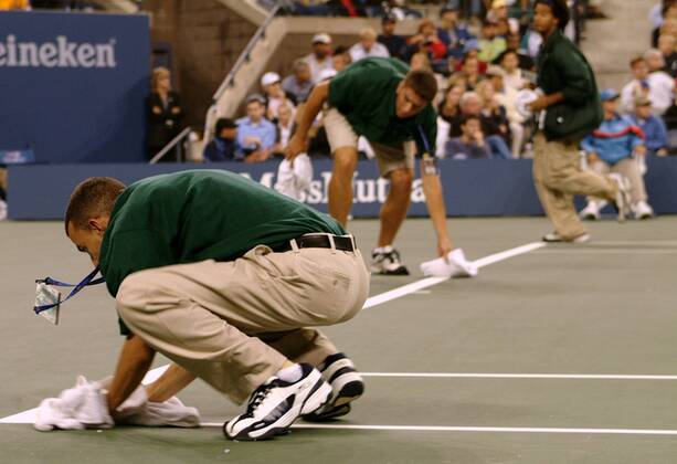 Regenwetter bei den US Open: Helfer versuchen, den Platz in mühevoller Handarbeit zu trocknen Tennis Herren US Open 2003, ATP-Tour, Grand Slam, Hartplatz, Hardcourt, Hartplatztennis, Hartplatzturnier Gruppe Flushing Meadows, Meadow, aufwischen New York, schlechtes Wetter, Regenwetter