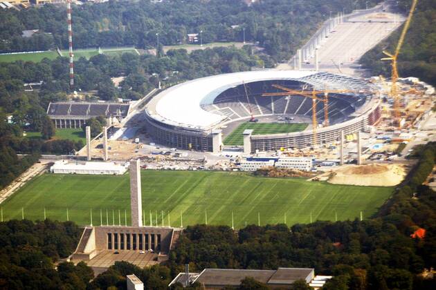 Das Maifeld mit dem Glockenturm vor der Baustelle Olympiastadion Fußball 1. BL Herren Saison 2003 2004, Hertha BSC Berlin, Außenplatz, Außenplätze, Nebenplatz, Nebenplätze, Vdig Totale Olympiastadion Berlin