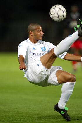 Jean-Joel Perrier-Doumbe (Auxerre) - Fallrückzieher Fußball EC 3 Herren UEFA-Cup 2003 2004, Pokal, Europapokal, Europacup, AJ Auxerre Einzelbild Auxerre Dynamik,  