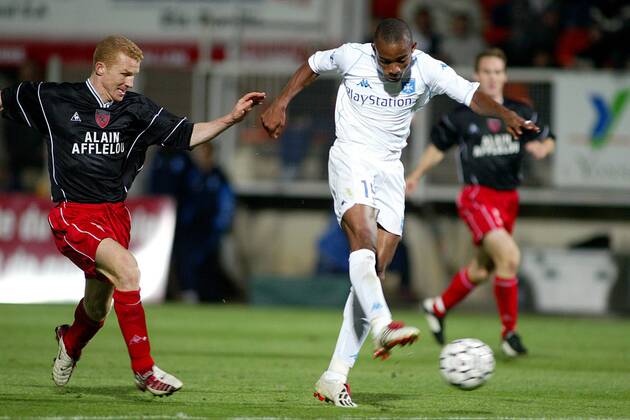 Bonaventure Kalou (Auxerre, re.) zieht ab, Andre Wiederkehr (Neuchatel) kann nur zuschauen Fußball EC 3 Herren UEFA-Cup 2003 2004, Pokal, Europapokal, Europacup, AJ Auxerre - FC Neuchatel Xamax 1:0 Gruppe Auxerre Dynamik,  
