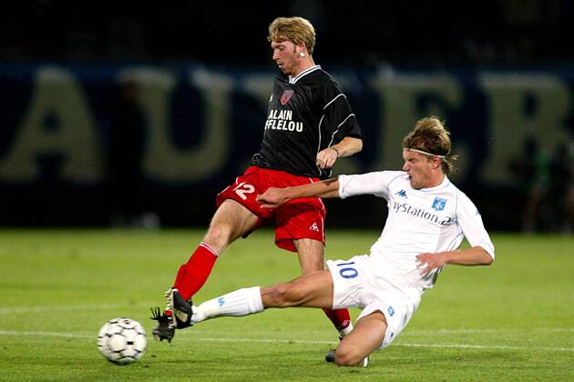 Roland Baettig (Neuchatel, li) gegen Teemu Tainio (Auxerre) Fußball EC 3 Herren UEFA-Cup 2003 2004, Pokal, Europapokal, Europacup, AJ Auxerre - FC Neuchatel Xamax 1:0 Gruppe Auxerre Dynamik,  