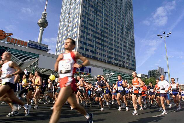 Marathonläufer passieren das Park-Inn Hotel am Alexanderplatz, dahinter der Berliner Fernsehturm Leichtathletik Herren 30. Internationaler Berlin-Marathon 2003, Stadtmarathon, Citymarathon, Marathonlauf, Langstrecke Totale Berlin