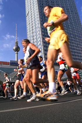 Marathonläufer passieren das Park-Inn Hotel am Alexanderplatz, dahinter der Berliner Fernsehturm Leichtathletik 30. Internationaler Berlin-Marathon 2003, Stadtmarathon, Citymarathon, Marathonlauf, Langstrecke Totale Berlin Dynamik,