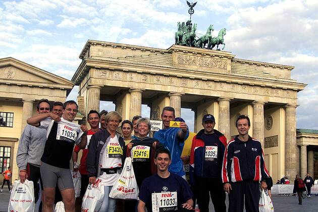 Cottbuser Marathonläufer posieren für ein Erinnerungsfoto vor dem Brandenburger Tor Leichtathletik 30. Internationaler Berlin-Marathon 2003, Stadtmarathon, Citymarathon, Marathonlauf, Langstrecke Totale Berlin Freude,