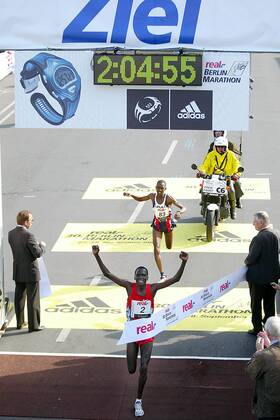 Paul Tergat (Kenia) läuft in neuer Weltrekordzeit von 2:04:55 vor seinem Landsmann Sammy Korir ins Ziel Leichtathletik Herren 30. Internationaler Berlin-Marathon 2003, Stadtmarathon, Citymarathon, Marathonlauf, Langstrecke, Gruppe Berlin Freude,