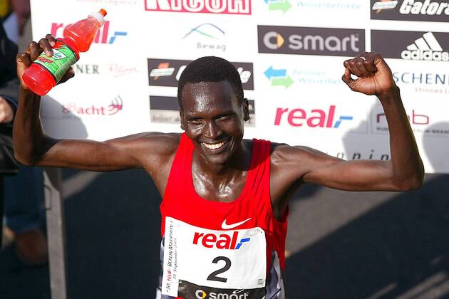 Paul Tergat (Kenia) gewinnt in neuer Weltrekordzeit von 2:04:55 den 30. Berlin-Marathon 2003 Leichtathletik Herren 30. Internationaler Berlin-Marathon 2003, Stadtmarathon, Citymarathon, Marathonlauf, Langstrecke, Einzelbild Berlin Begeisterung, Freude,