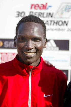 Paul Tergat (Kenia) gewinnt in neuer Weltrekordzeit von 2:04:55 den 30. Berlin-Marathon 2003 Leichtathletik Herren 30. Internationaler Berlin-Marathon 2003, Stadtmarathon, Citymarathon, Marathonlauf, Langstrecke, Porträt Berlin Freude,