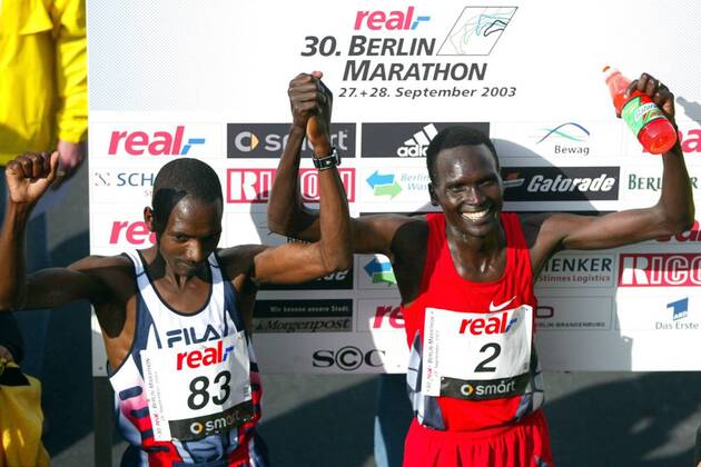 Sieger Paul Tergat (Kenia, re.) jubelt zusammen mit dem zweitplazierten Landsmann Sammy Korir Leichtathletik Herren 30. Internationaler Berlin-Marathon 2003, Stadtmarathon, Citymarathon, Marathonlauf, Langstrecke, Gruppe Berlin Freude,