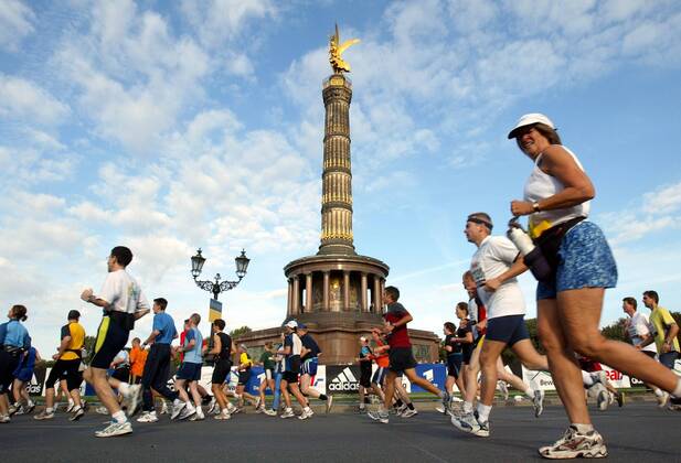 Marathonläufer laufen an der Siegessäule vorbei Leichtathletik 30. Internationaler Berlin-Marathon 2003, Stadtmarathon, Citymarathon, Marathonlauf, Langstrecke Totale Berlin
